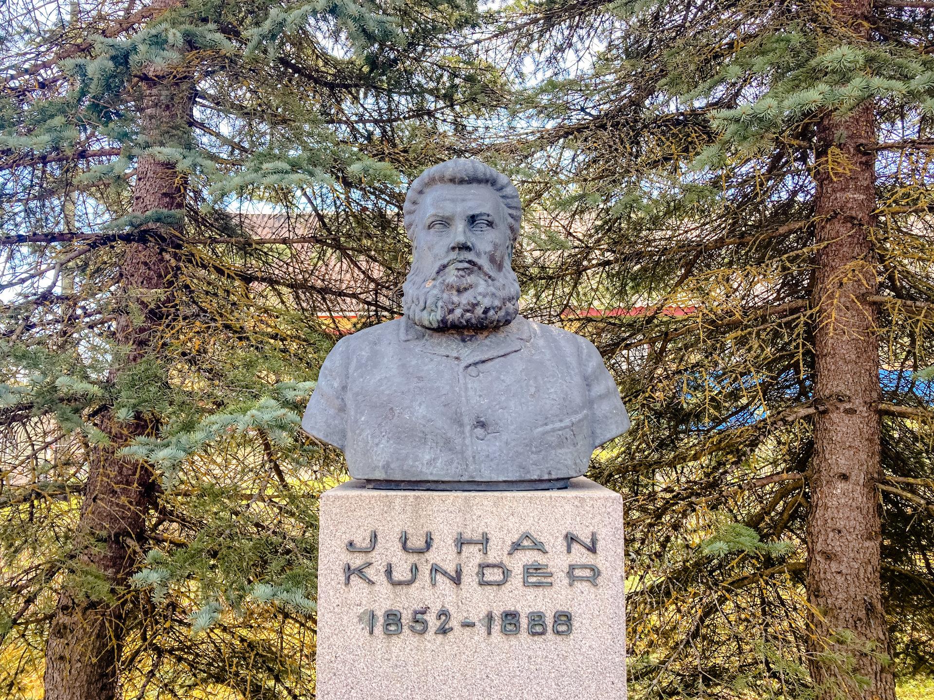 Juhan Kunderi monument Rakveres_2
